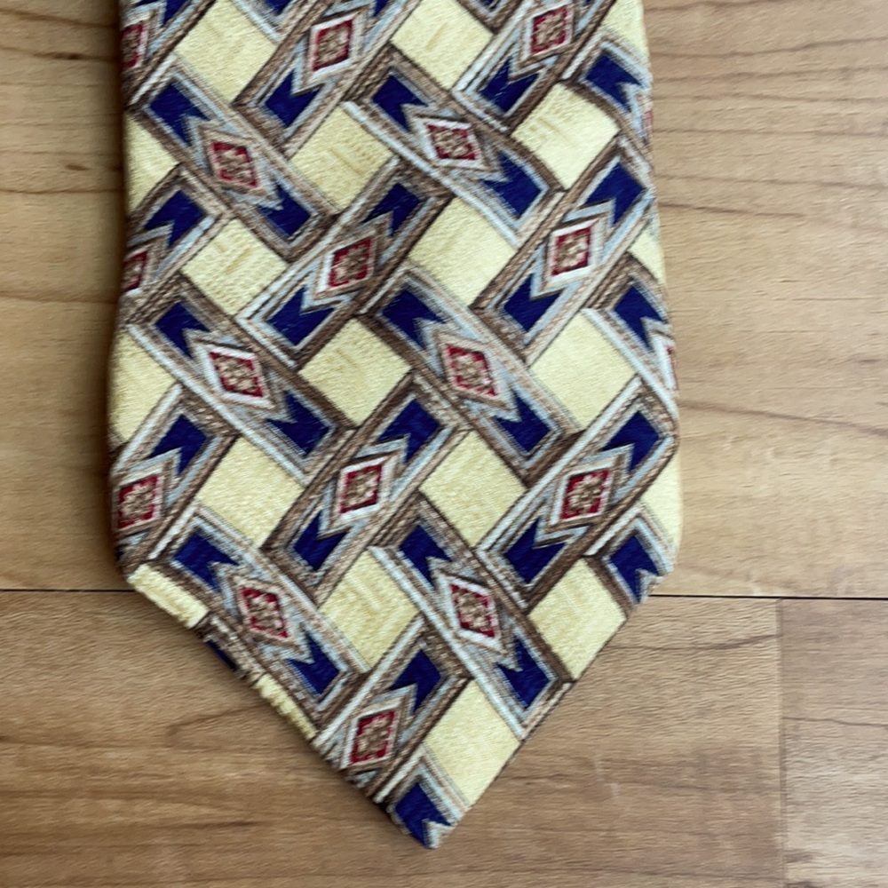 Vintage yellow tie - great for The Office cosplay